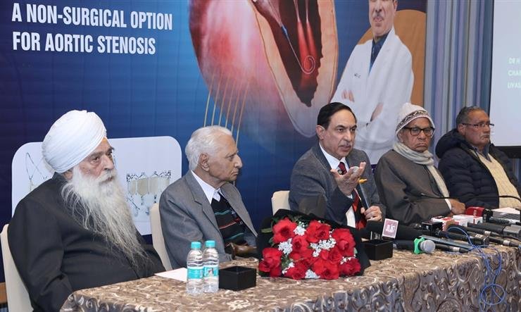 TAVR is an effective and safe alternative to surgical aortic valve replacement in elderly people.