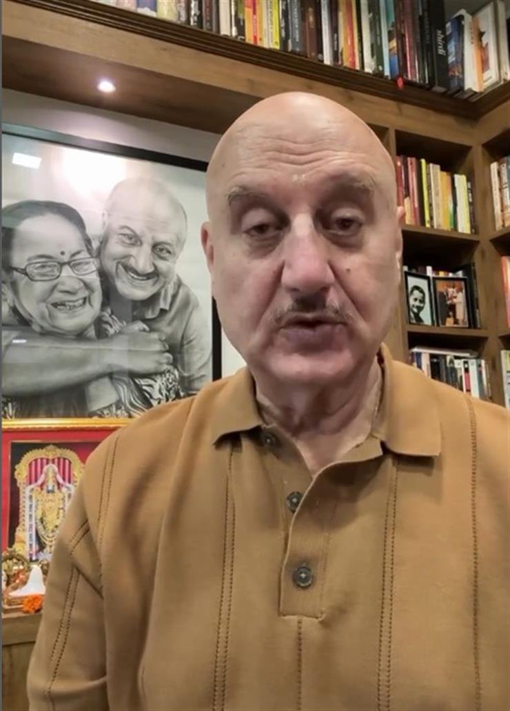 Anupam Kher meets ‘dearest friend' Shankar Mahadevan in flight: Love his positive energy