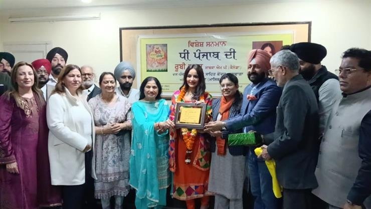 Former Canadian MP Ruby Dhalla Honoured with “Dhee Punjab Di” Award in Phagwara