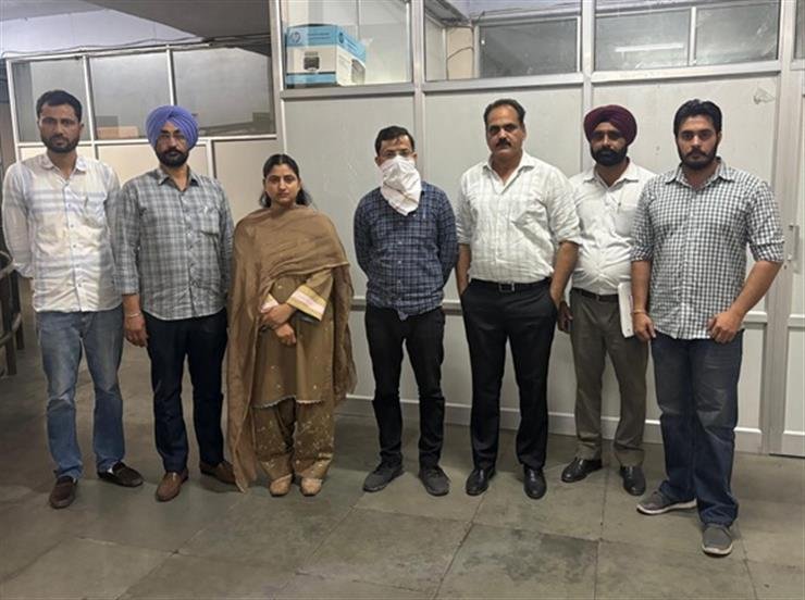 Punjab VB nabs Muktsar Drug Inspector Ramandeep Gupta red handed accepting bribe of Rs 1,00,000